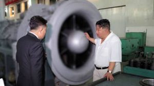 Read more about the article Kim Jong-un visita fábricas e promete expandir indústria de munições e navios para a guerra