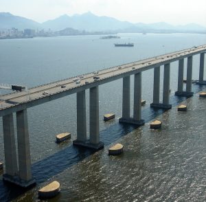 Read more about the article Colisão entre veículos bloqueia faixas da Ponte Rio-Niterói