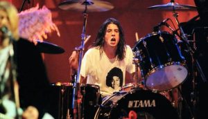 Read more about the article 15 milhões em 4 anos: Dave Grohl e a surpreendente fortuna construída como baterista do Nirvana
