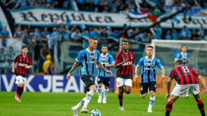 Read more about the article Em 2017, Grêmio HUMILHOU o Atlhetico-PR com direito a show de Lucas Barrios