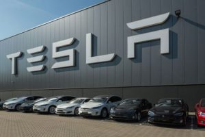 Read more about the article Tesla reporta lucro 44% menor no 3TRI23 e CEO soa pessimista em conferência