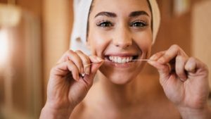 Read more about the article Afinal, o fio dental deve ser usado antes ou depois da escovação?
