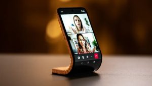 Read more about the article Motorola apresenta smartphone flexível que se transforma em relógio