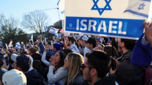 Read more about the article Cerca de 200 mil vão às ruas nos EUA para apoiar Israel e denunciar o antissemitismo