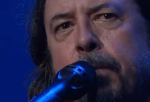 Read more about the article Dave Grohl se emociona ao explicar música do Foo Fighters sobre a morte da mãe