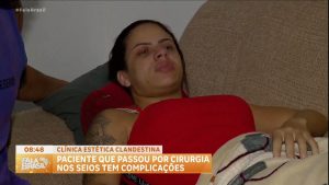 Read more about the article Denúncia: mulher atendida em clínica clandestina no RJ diz que teve complicações em cirurgia de silicone