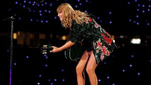Read more about the article Taylor Swift quase cai durante show em São Paulo; assista ao vídeo