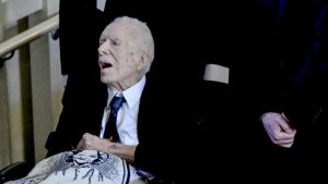 Read more about the article Ex-presidente dos EUA Jimmy Carter, de 99 anos, comparece ao funeral de sua mulher, Rosalynn