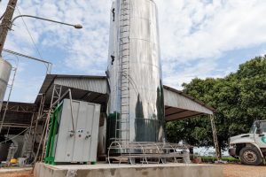 Read more about the article Governo entrega silo de armazenamento de leite e novilhas prenhes para produtores familiares de Alta Floresta
