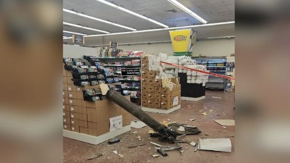 You are currently viewing Foguete disparado por terroristas do Hamas cai em supermercado em Israel