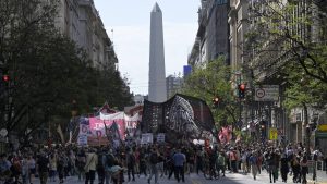 Read more about the article Manifestantes argentinos leem carta de protesto em Buenos Aires: ‘Abaixo o plano motosserra’