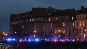 Read more about the article Sobe para 15 o número de mortos em tiroteio em universidade de Praga; atirador também morreu