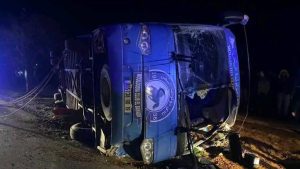 Read more about the article Goleiro e treinador morrem em grave acidente de ônibus que levava time na Argélia; assista