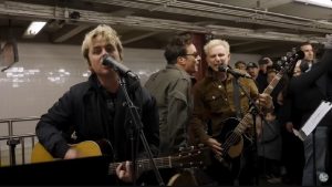 Read more about the article Green Day lança vídeo completo e oficial de show no metrô com Jimmy Fallon; assista