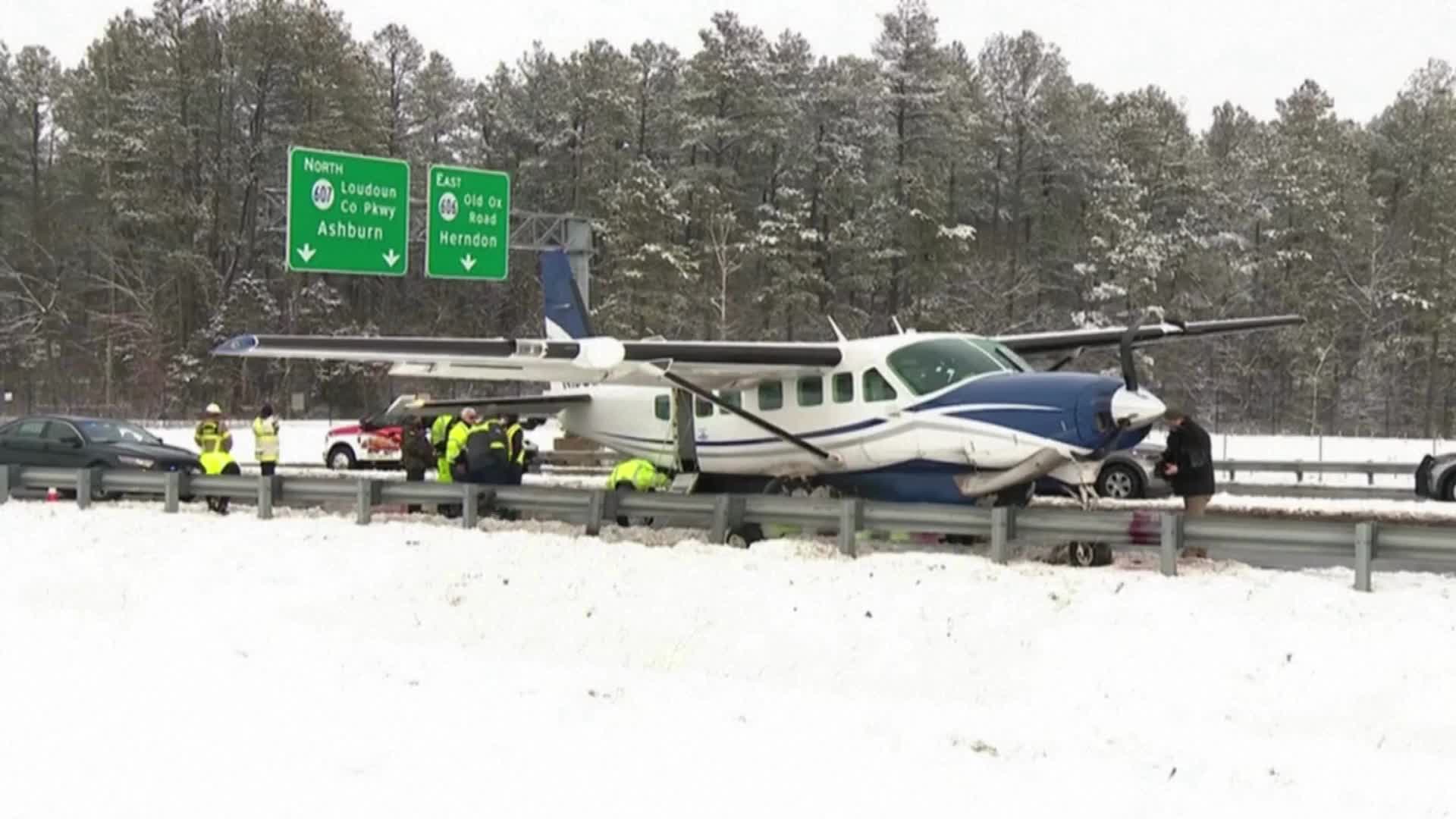 You are currently viewing Avião de pequeno porte decola, sofre pane e pousa em rodovia movimentada nos Estados Unidos