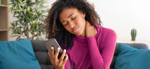 Read more about the article Você tem ‘pescoço de texto’? Síndrome é causada pelo uso excessivo do celular