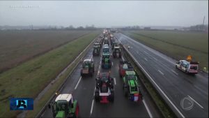 Read more about the article Agricultores da França suspendem bloqueios nas estradas após acordo com governo