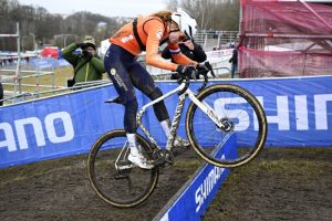 Read more about the article Percurso mais difícil da temporada causa diversas quedas no Campeonato Mundial de Ciclocross; assista o vídeo