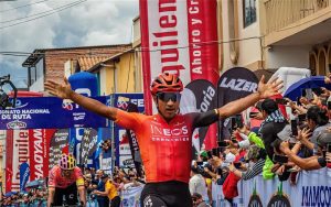 Read more about the article Jhonatan Narváez (INEOS Grenadiers) vence Richard Carapaz e é o novo Campeão Equatoriano; assista a vitória