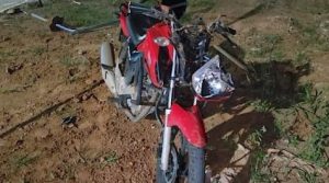 Read more about the article Motociclista fica ferido após perder o controle em rotatória e bater em meio-fio