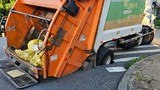 Read more about the article Asfalto cede e deixa caminhão de lixo preso pela roda no bairro Floresta, em BH