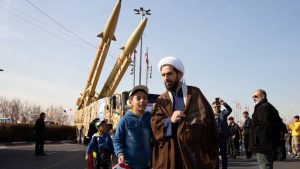 Read more about the article Irã põe bombas e mísseis balísticos no meio da rua e ostenta poder para comemorar 45 anos do regime