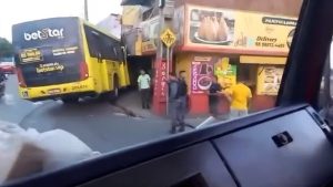 Read more about the article Acidente com ônibus deixa fachada de restaurante destruído em São Luís (MA), na manhã deste domingo (18)