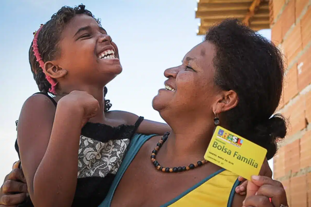 You are currently viewing Mães solteiras do Bolsa Família podem receber GRANDE PARCELA de R$ 300