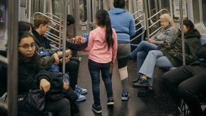 Read more about the article Com a crise imigratória em Nova York, crianças estrangeiras vendem bala no metrô