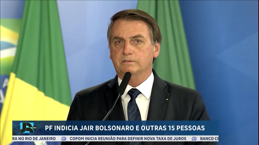 You are currently viewing PF indicia ex-presidente Jair Bolsonaro e outras 16 pessoas por falsificação em carteiras de vacinação