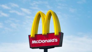Read more about the article Homem usa ChatGPT para comer de graça no McDonald’s; veja como