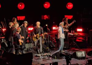 Read more about the article Histórico: Roger Daltrey recebe Robert Plant e Eddie Vedder para cantar clássico do The Who